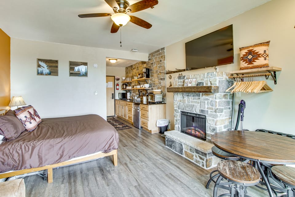 Cedar Breaks Lodge - Studio Suite | Sleeps 4 Apartment in Brian Head