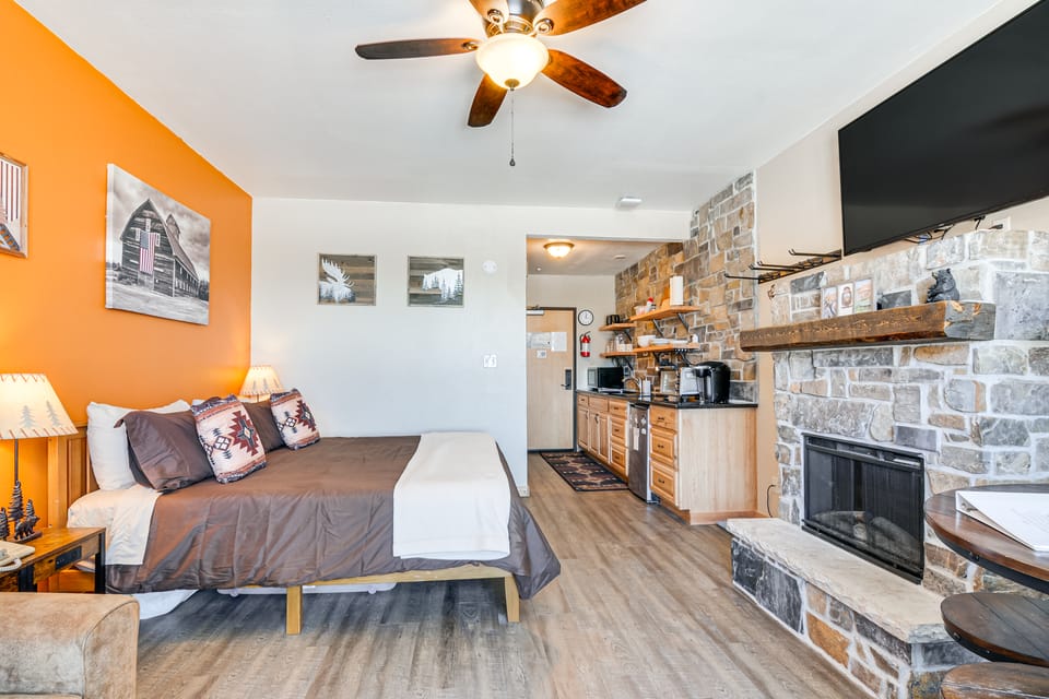 Cedar Breaks Lodge - Studio Suite | Sleeps 4 Apartment in Brian Head