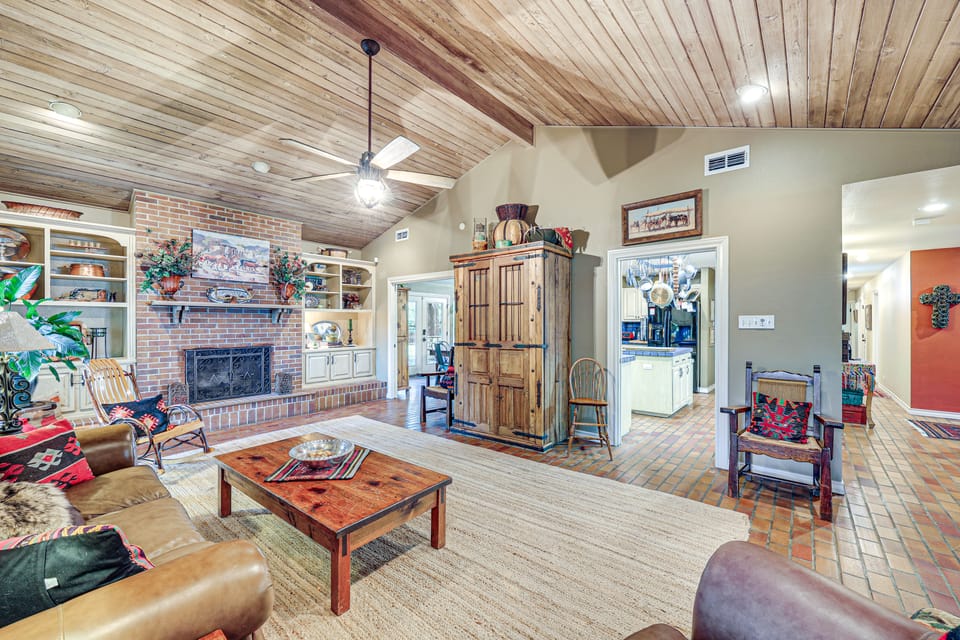 Del Rio Home w/ Large Yard, BBQ + Fireplace! House in Del Rio