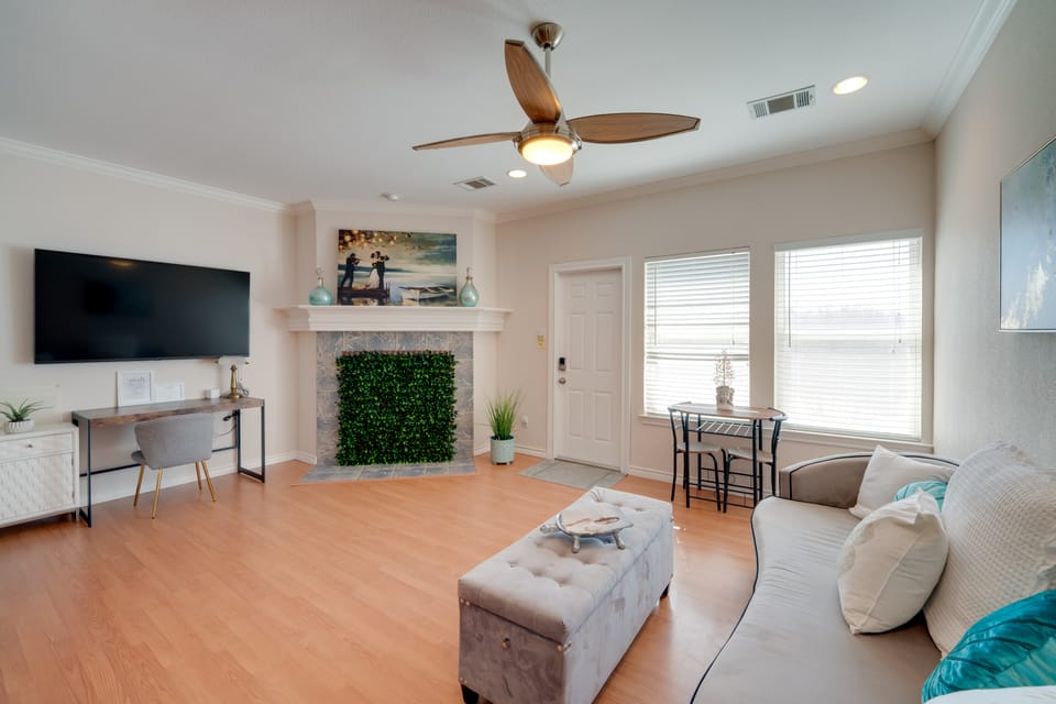 Explore Cedar Hill State Park! Apt w/ Pool Access Apartment in Grand Prairie