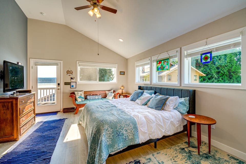 Bremerton Studio w/ Bay View: Beach Access! Apartment in Hood Canal