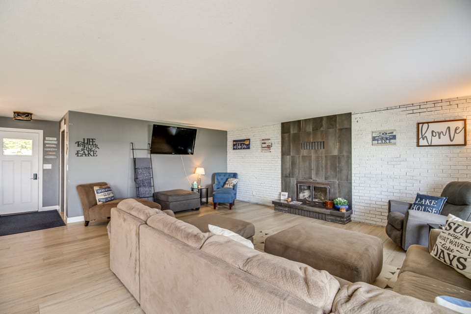 Game Room & Private Dock: Minnesota Lake Escape House in Minnesota