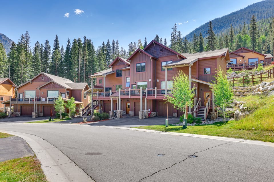 Ski Shuttle & Community Perks: Keystone Townhome Apartment in Keystone