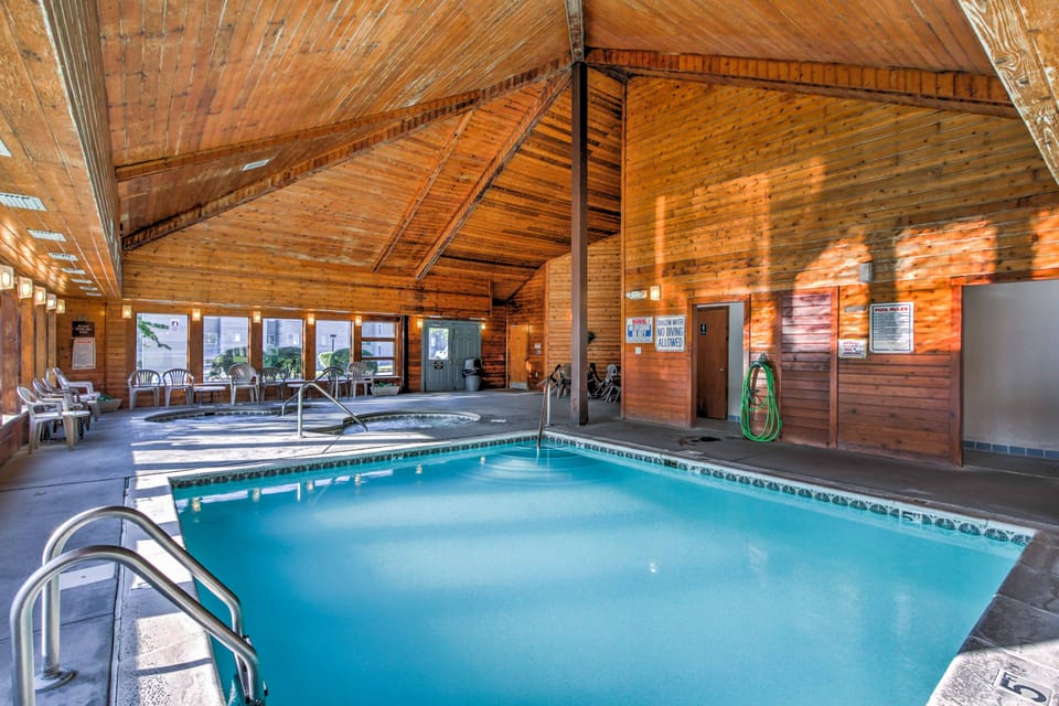 2 Mi to Ober Mountain: Gatlinburg Condo w/ Balcony Apartment in Gatlinburg