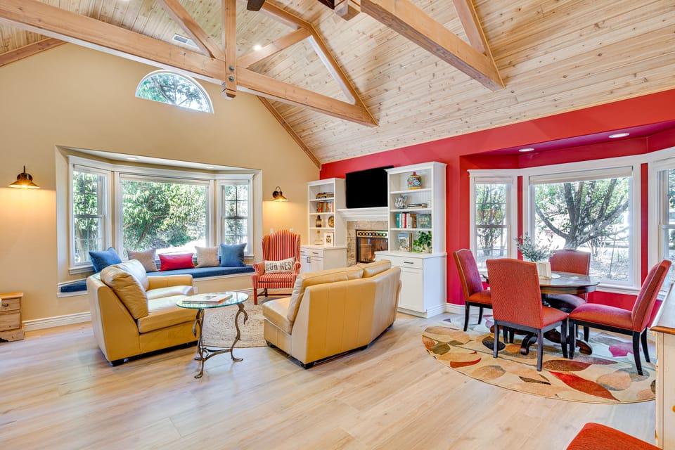 Auburn Farmhouse w/ Fireplace, Close to Wineries Cottage in Sierra Nevada