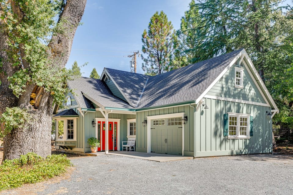 Auburn Farmhouse w/ Fireplace, Close to Wineries Cottage in Sierra Nevada