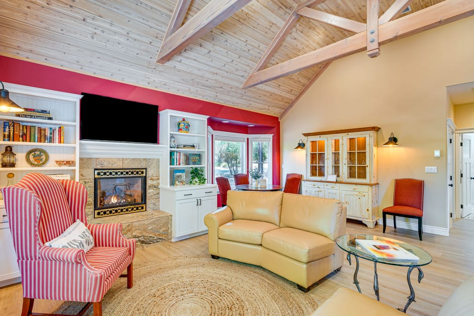 Auburn Farmhouse w/ Fireplace, Close to Wineries Cottage in Sierra Nevada