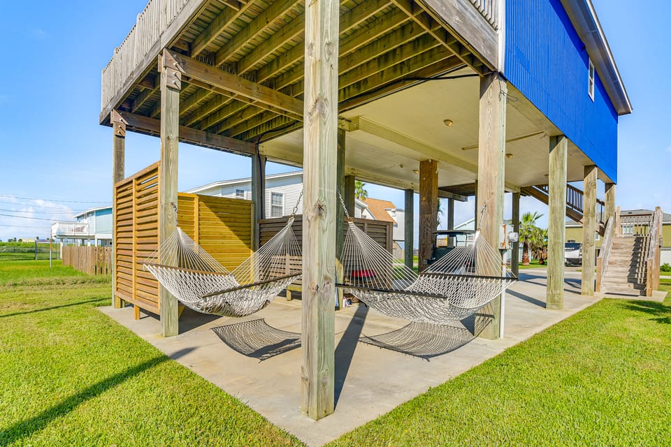Golf Cart, Pool Access! Beach-Walk Galveston Haven House in Jamaica Beach