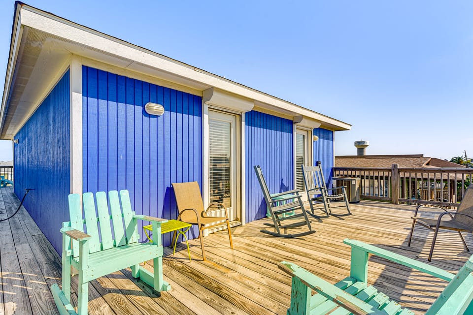 Golf Cart, Pool Access! Beach-Walk Galveston Haven House in Jamaica Beach
