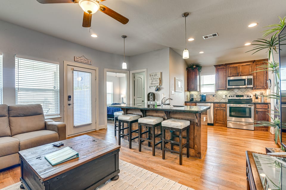 Golf Cart, Pool Access! Beach-Walk Galveston Haven House in Jamaica Beach