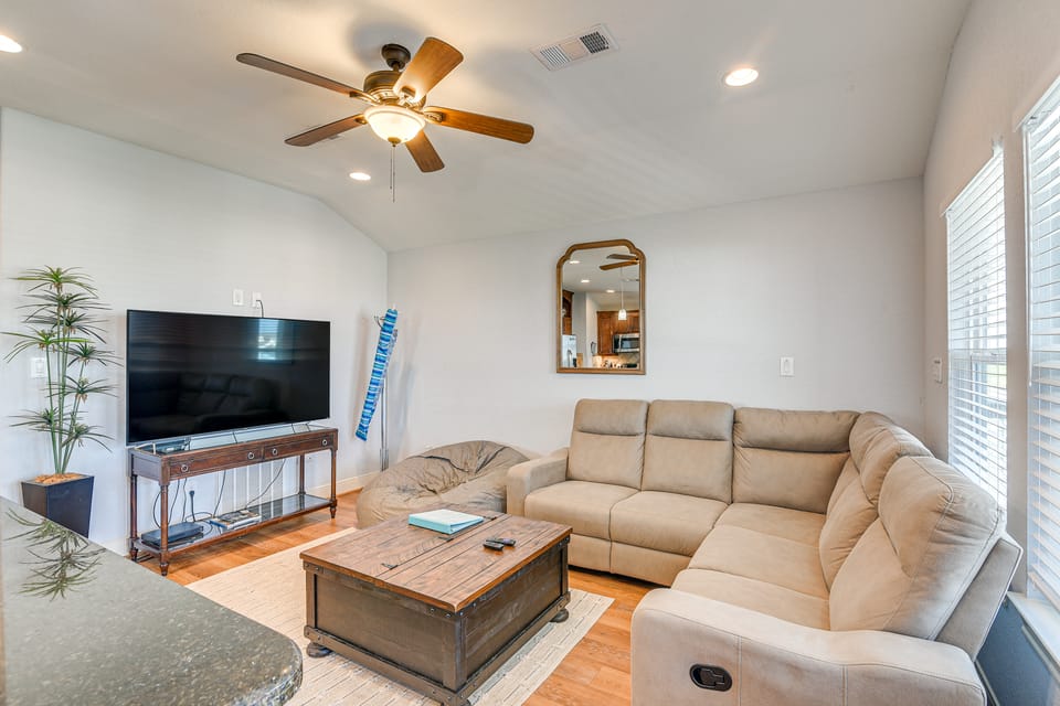 Golf Cart, Pool Access! Beach-Walk Galveston Haven House in Jamaica Beach