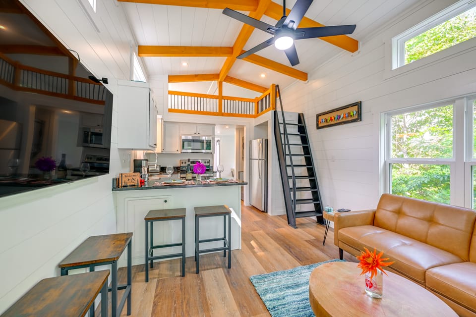 Franklin Cottage: Deck w/ Blue Ridge Mtn Views! Cottage in Tennessee