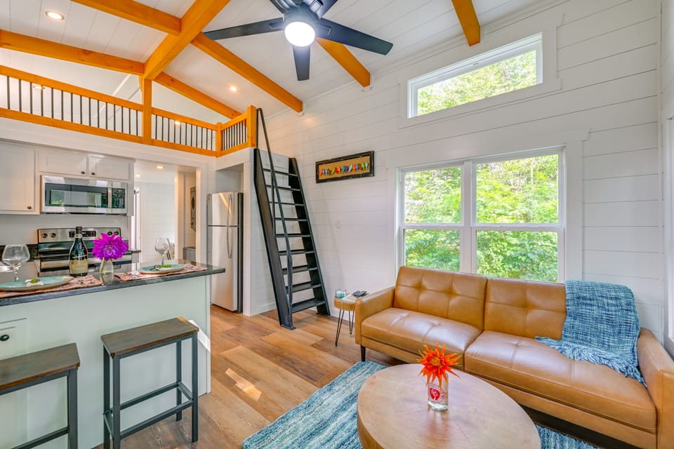 Franklin Cottage: Deck w/ Blue Ridge Mtn Views! Cottage in Tennessee