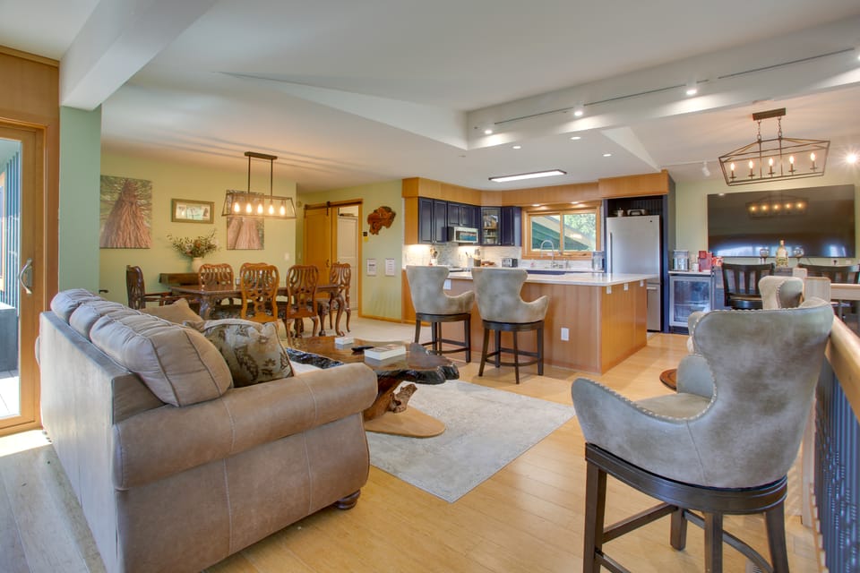 Puget Sound Views, 8.5 Acres! Luxury Outdoor Oasis House in Port Ludlow