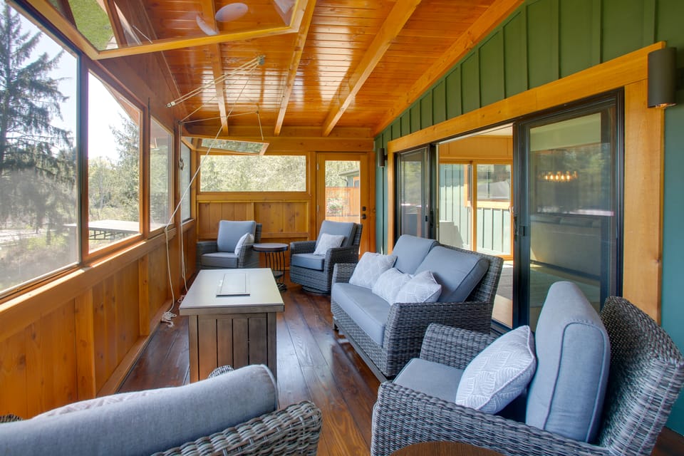Puget Sound Views, 8.5 Acres! Luxury Outdoor Oasis House in Port Ludlow