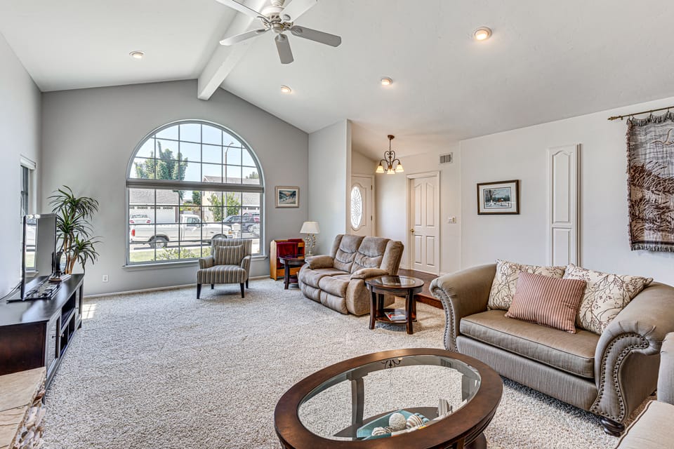 3 Mi to Huntington State Beach: Home w/ Backyard! House in Huntington Beach