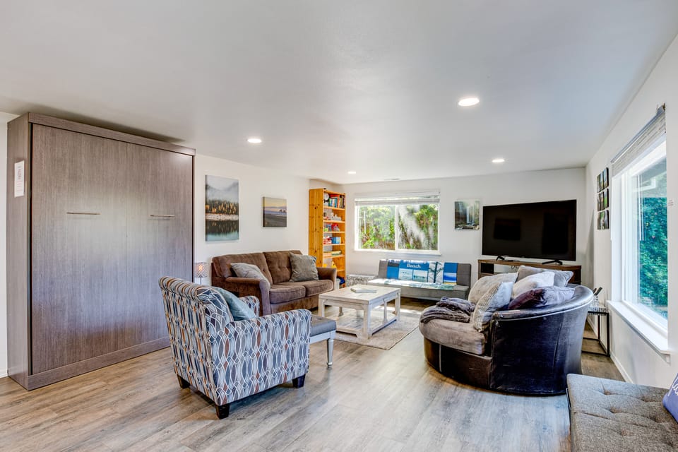 Rockaway Beach House - Walk to Ocean! House in Rockaway Beach