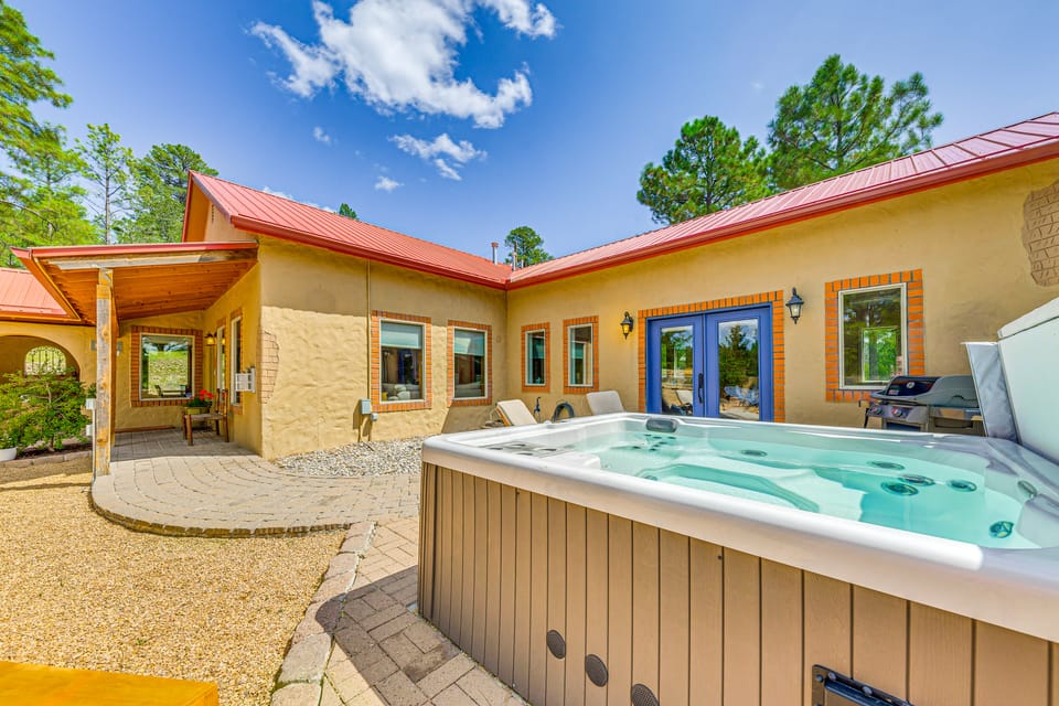 Ruidoso Retreat w/ Hot Tub & Patio! House in Ruidoso