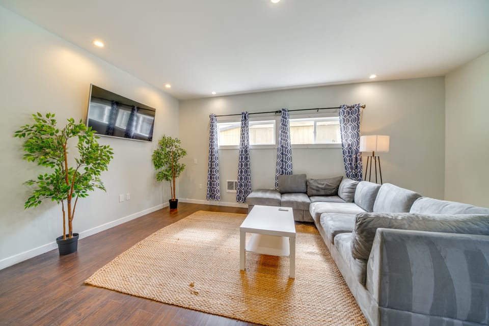 12 Mi to Seattle: Townhome w/ Fenced Yard Apartment in SeaTac