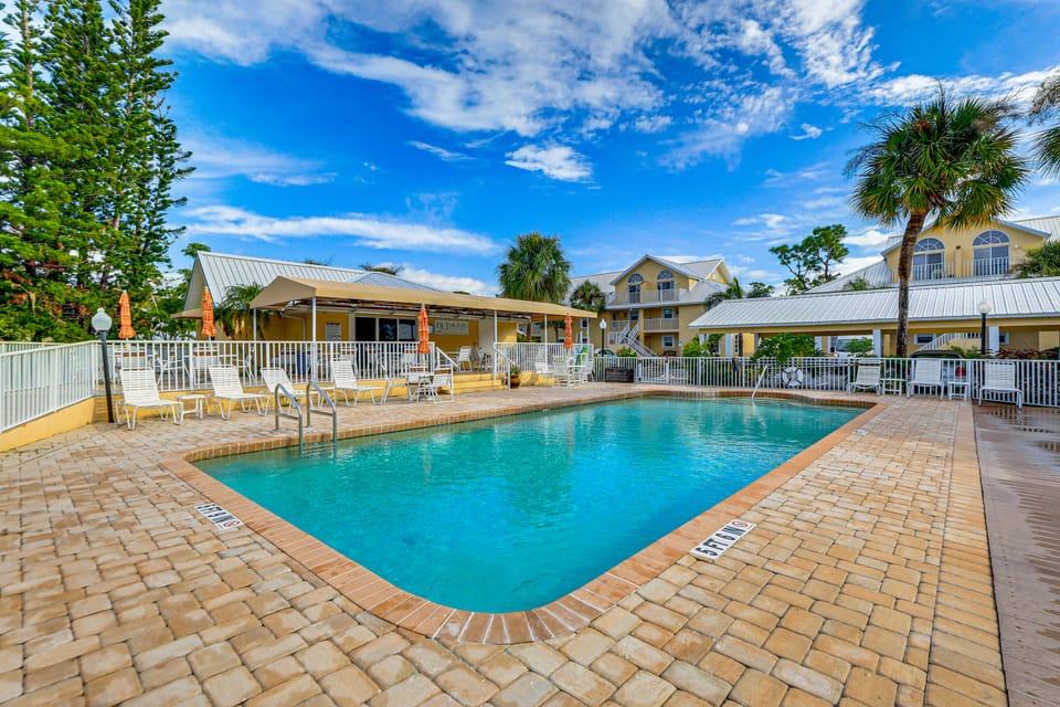 8 Mi to Beach w/ Pool Access: Englewood Condo! Apartment in Rotonda West