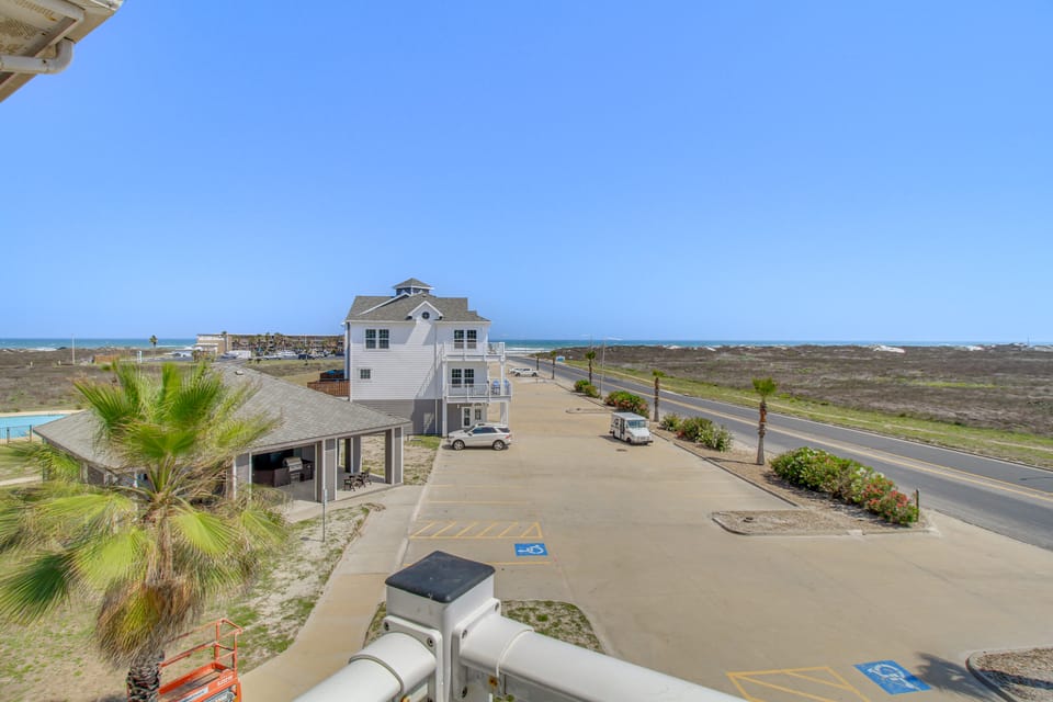 Walk to Beach: Corpus Christi Gem on Padre Island! Apartment in North Padre Island