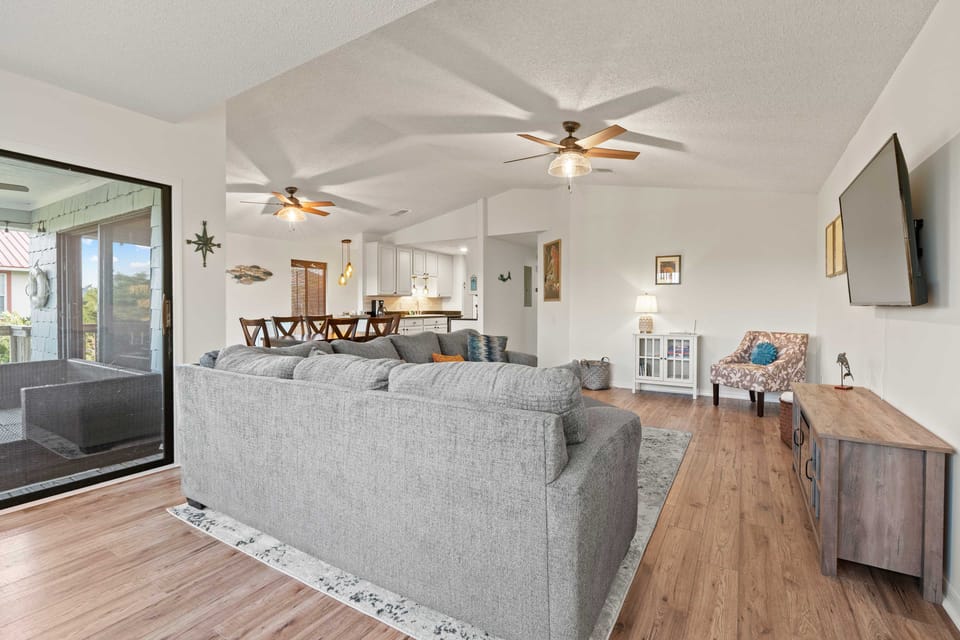 < 1 Mi to Butler Beach! Group Escape w/ Hot Tub House in Butler Beach