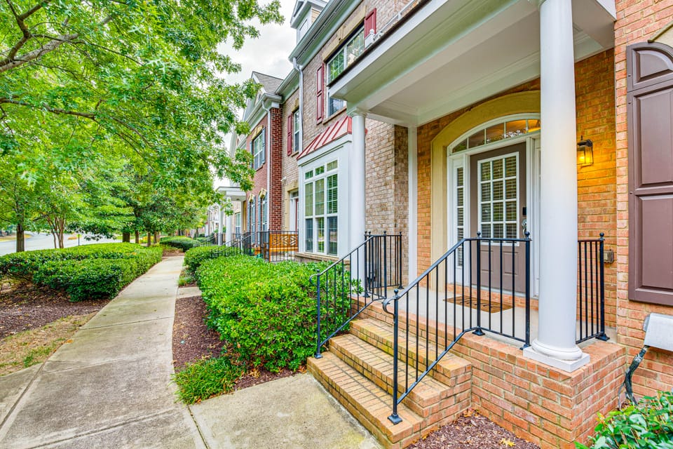 3 Mi to Avalon: Townhome w/ Balcony in Alpharetta! Apartment in Alpharetta