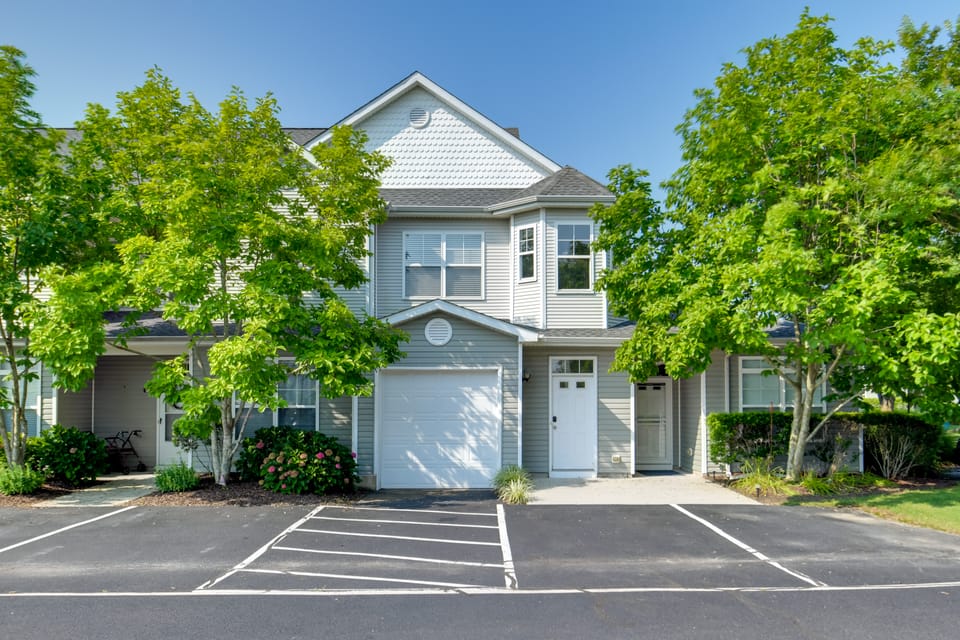 4 Mi to Beach: Lewes Townhome w/ Ping-Pong Table Apartment in Sussex County