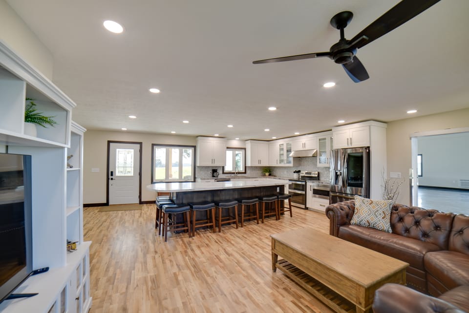 Views, Hot Tub & Rooftop Deck! Iowa Family Home House in Iowa