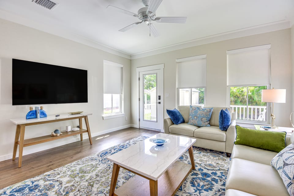 1 Mi to Riverwalk: Brand New Dog-Friendly Home House in Bradenton