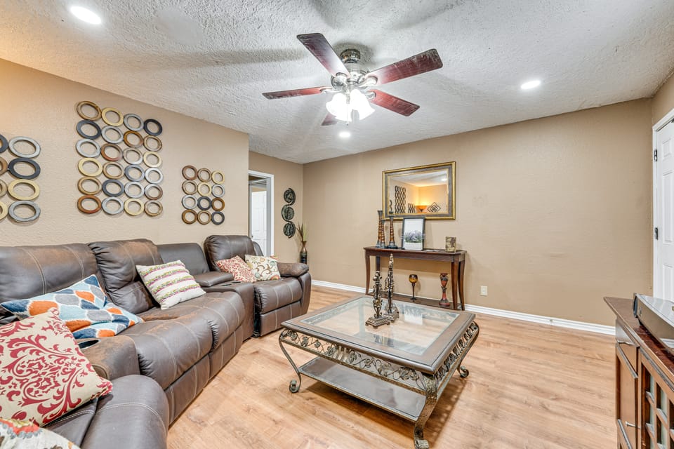 Fire Pit & Grill: Victoria Home Near Downtown House in Victoria