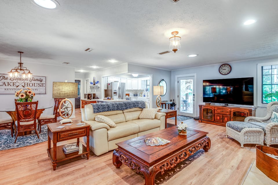 Home on Lake Hutchinson w/ Dock! House in Florida