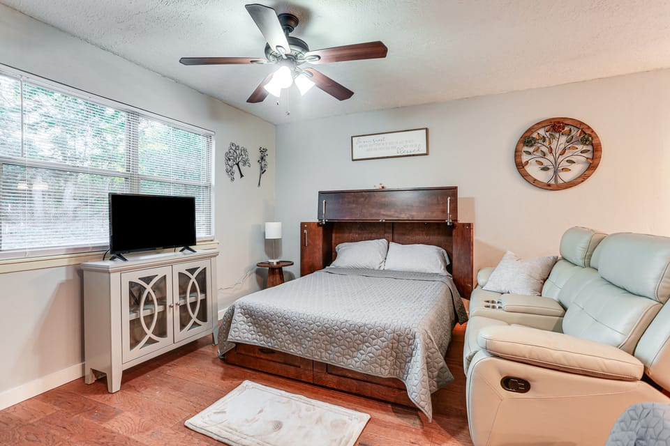 Cabin w/ Hot Tub in Valley View: Pets Welcome! Apartment in Texas