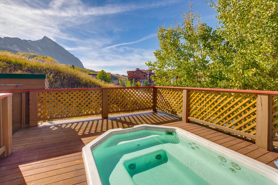Walk to Lift: Mtn-View Crested Butte Condo w/ Loft Apartment in Colorado