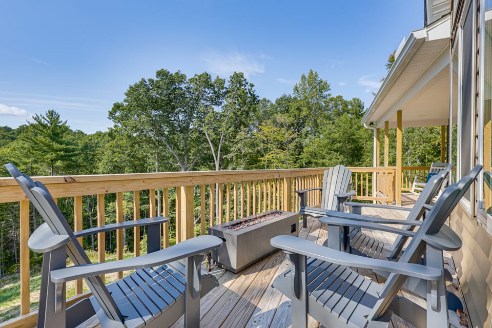 6 Mi to Appalachian Trail: Modern Front Royal Gem! House in Shenandoah Valley