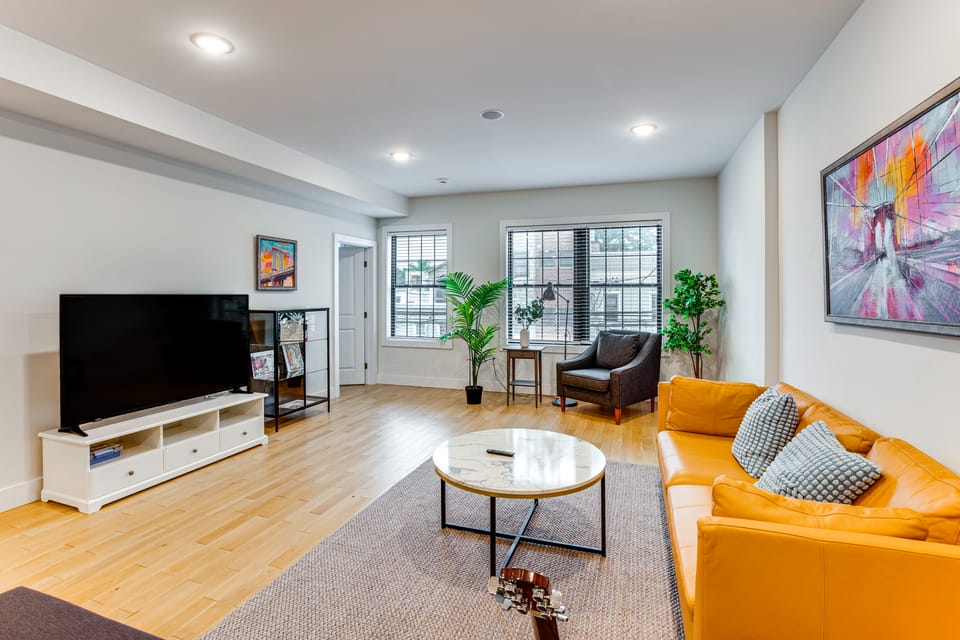 8 Mi to MetLife Stadium: Urban Jersey Retreat Apartment in Jersey City