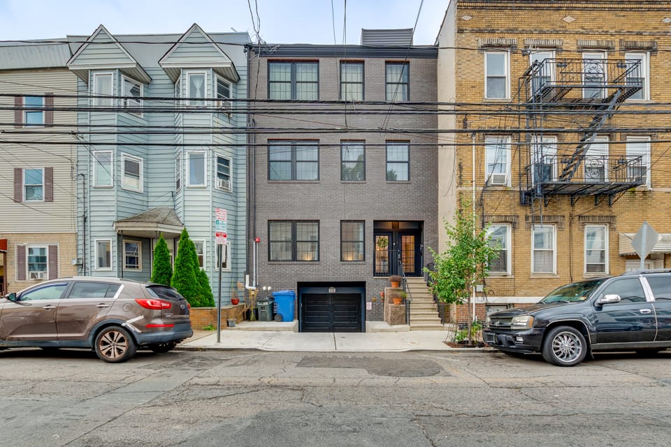 8 Mi to MetLife Stadium: Urban Jersey Retreat Apartment in Jersey City