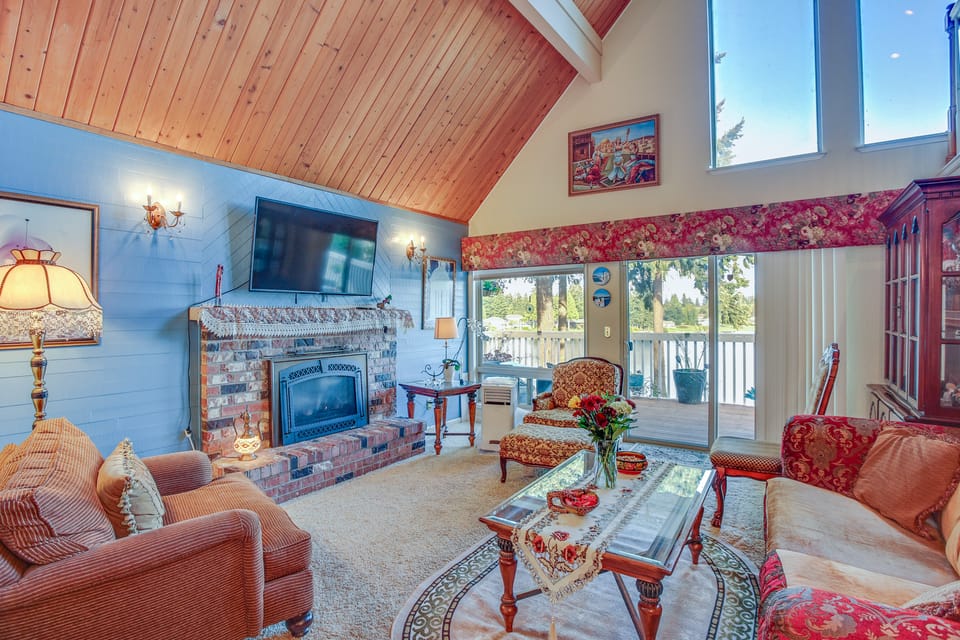 Lakefront Home w/ Fire Pit, Dock in Kent! House in Kent