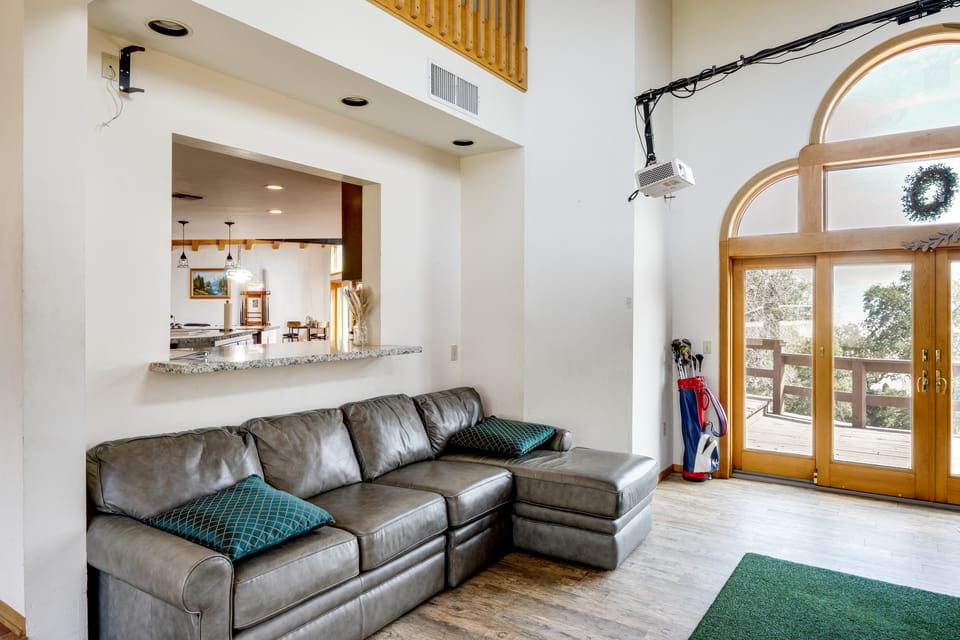 ‘Simple Life Ranch’ w/ Hot Tub & Sauna in Keene! House in Sierra Nevada