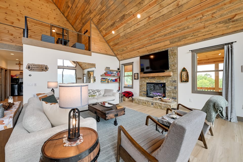 Blue Ridge Mountain-View Cabin w/ Hot Tub & Deck! House in Tennessee