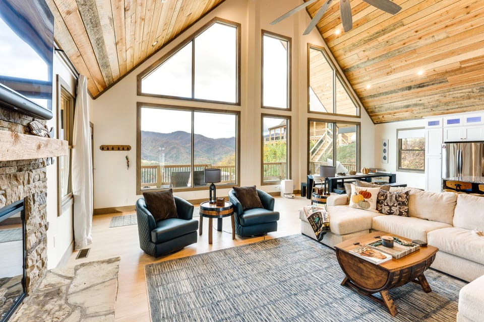 Nantahala Forest Cabin w/ Fire Pits & Hot Tub! House in Tennessee