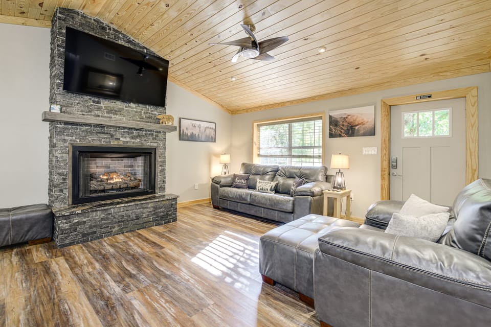 Sevierville Cabin ~ 3 Mi to the Island! House in Pigeon Forge