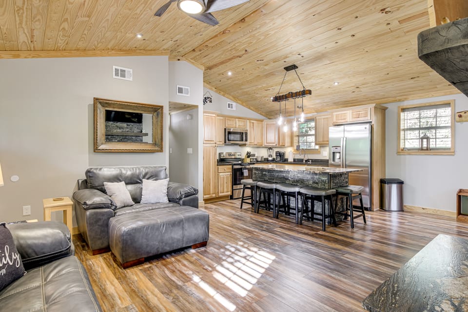 Sevierville Cabin ~ 3 Mi to the Island! House in Pigeon Forge