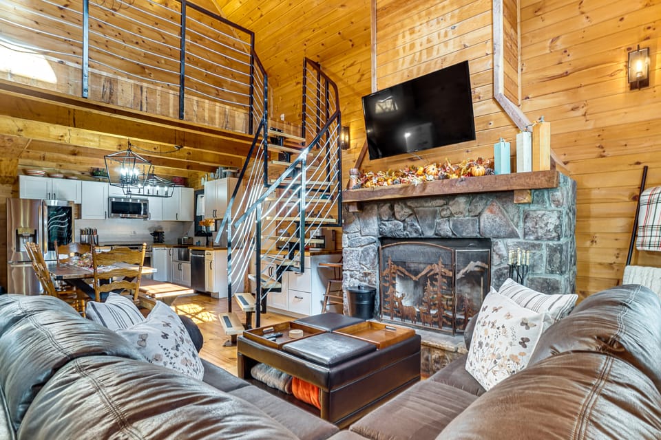 9 Mi to Lake Burton: Cabin w/ Deck Near Helen House in Georgia
