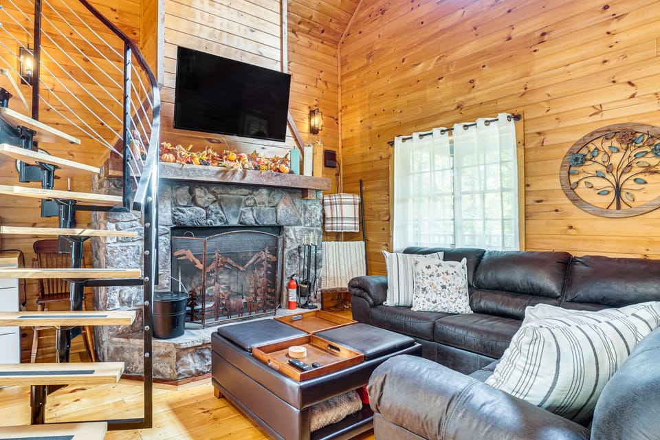 9 Mi to Lake Burton: Cabin w/ Deck Near Helen House in Georgia