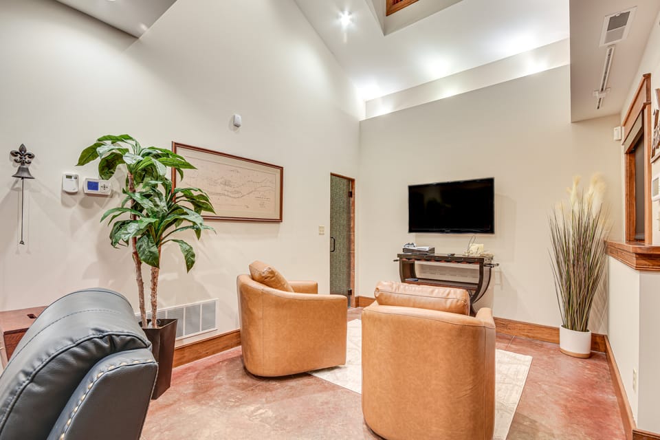 Scenic Getaway w/ Fire Pit & Grill in Columbia! House in Missouri