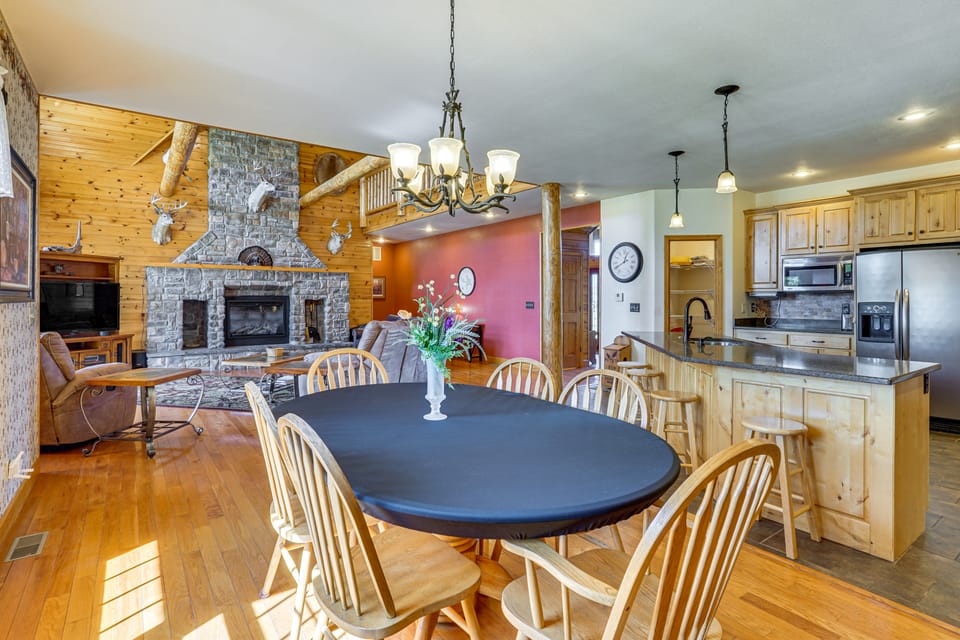 Game Room, Deck & Yard: Lake of the Ozarks Retreat House in Lake of the Ozarks