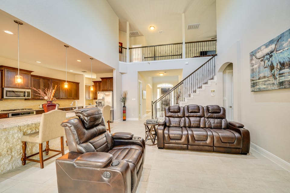 6 Mi to SeaWorld: Pet-Friendly Home w/ Pool Access House in San Antonio