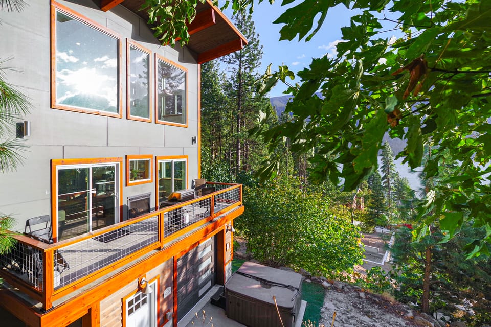 Hot Tub & Stunning Mtn Views! Lake Wenatchee Home House in Lake Wenatchee