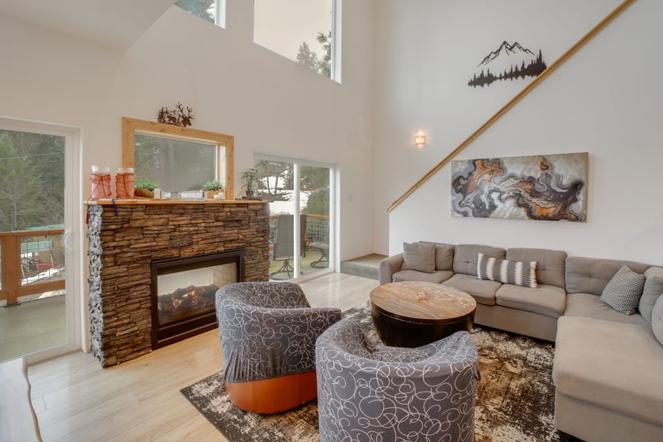 Hot Tub & Stunning Mtn Views! Lake Wenatchee Home House in Lake Wenatchee